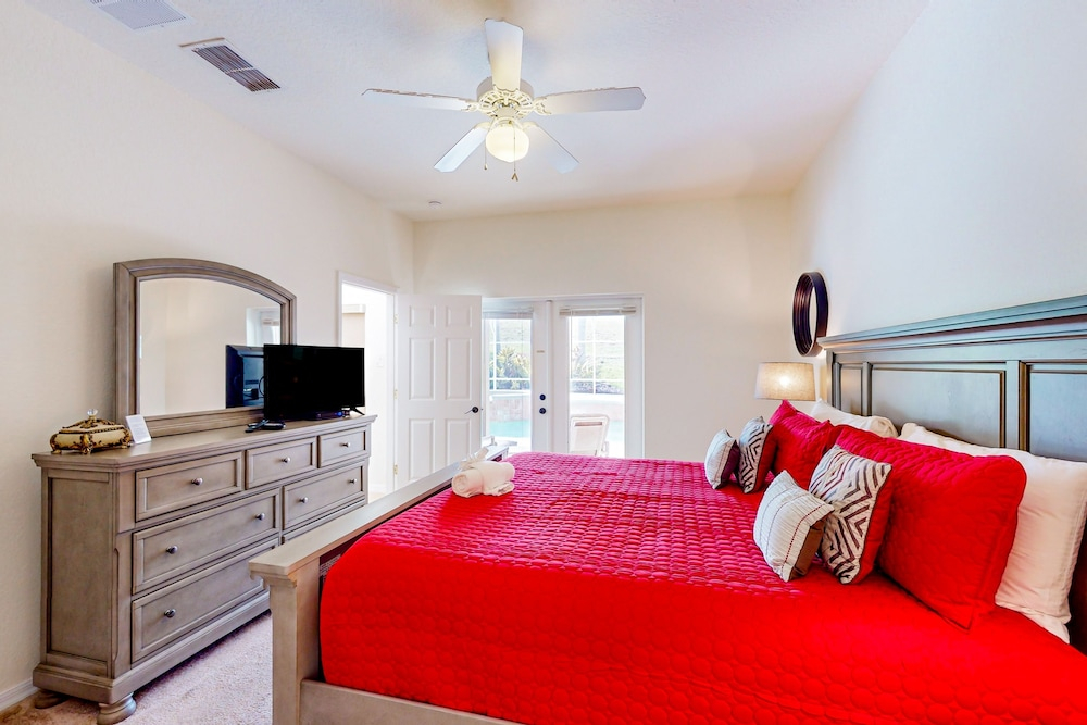 Spacious Home in a Great Neighborhood With Enclosed Pool & AC - Dog-friendly