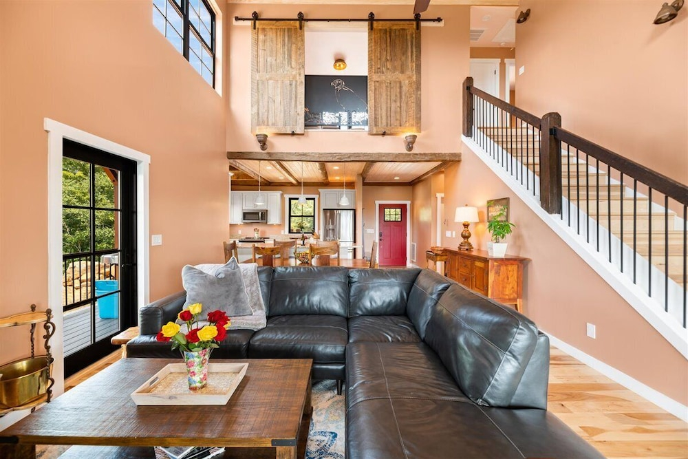 Eagles Nest 5 Bdrm Lake Front Home