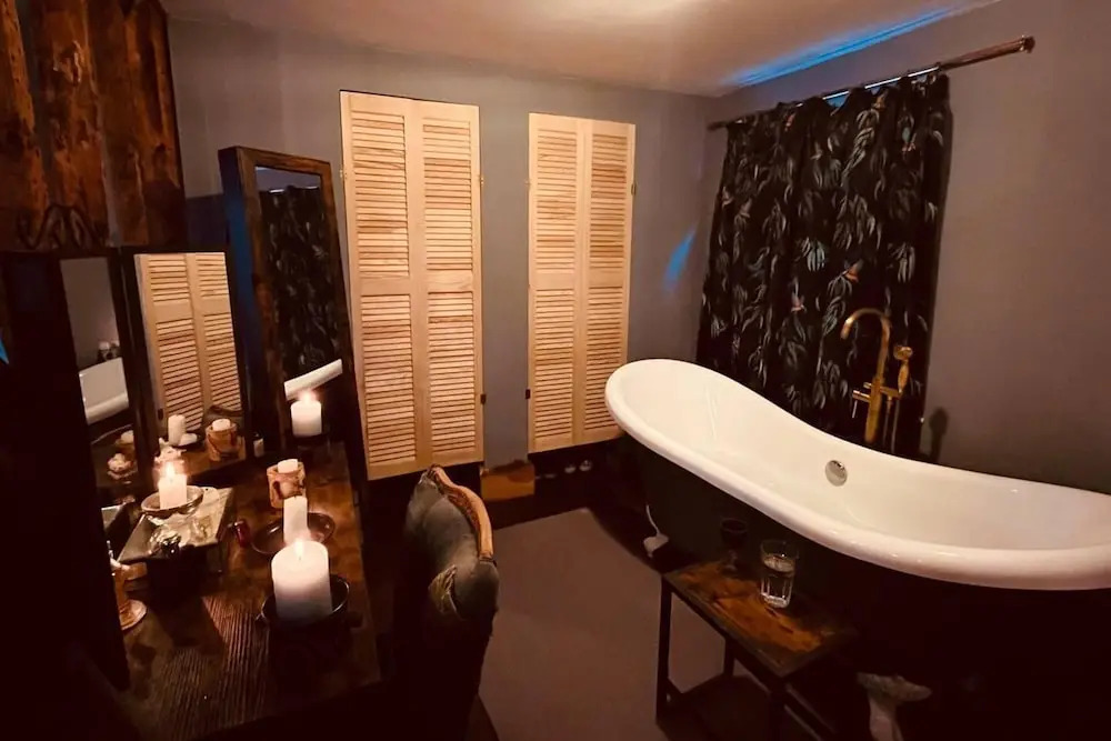 3br-fireplace-hottub-garden-parking
