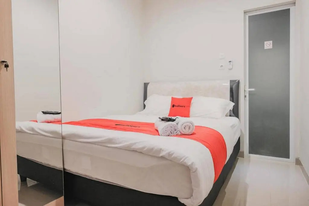 RedDoorz Plus near Soekarno Hatta Airport Taman Mahkota