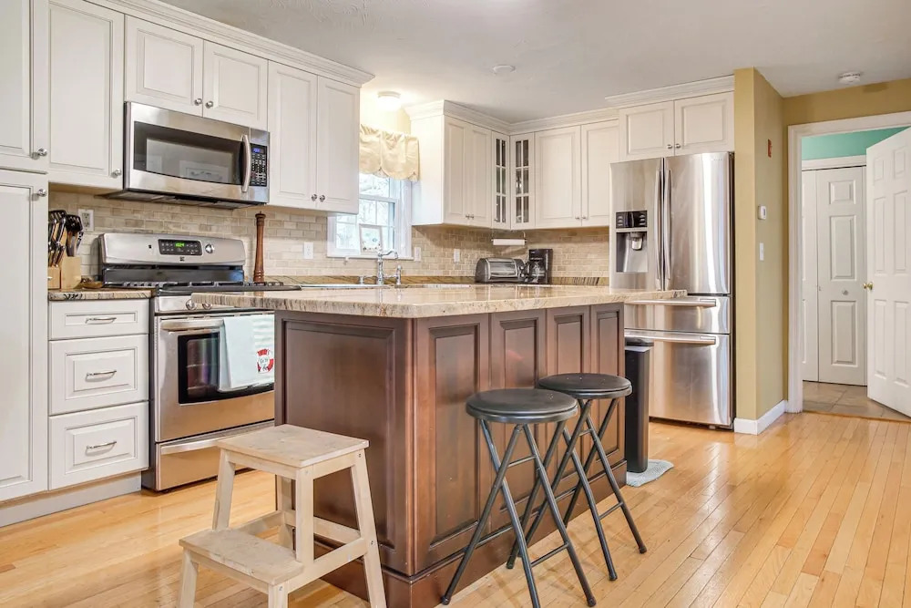 Beach & Lake Access: Group Getaway in Mashpee!