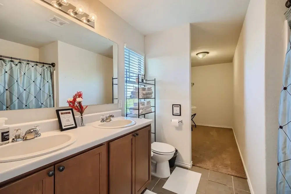 The Patriot House + Pet Friendly + Hot Tub + Fire Pit