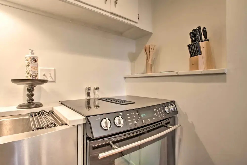 Cozy Rochester Retreat ~ 3 Mi to Mayo Clinic!