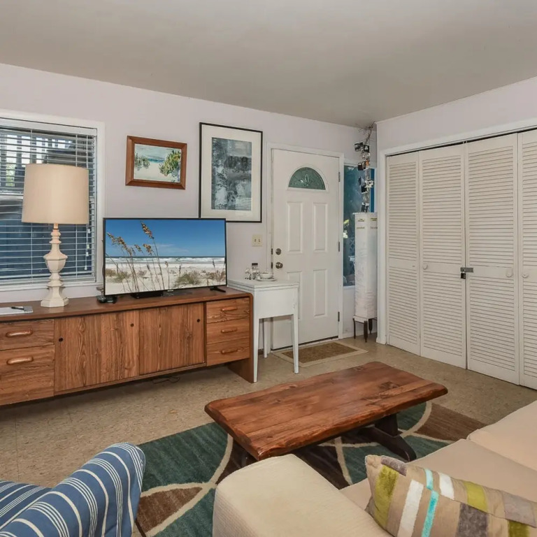 The Artist Beach House Beachfront 6298s