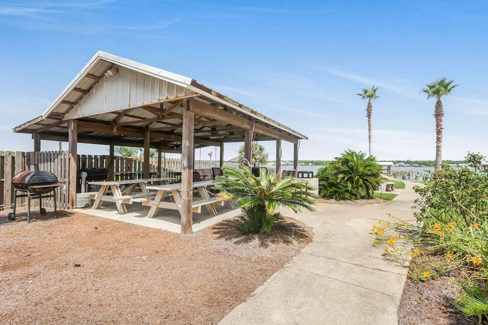 Lagoon Landing 202- Beautifully Decorated Condo With Balcony Pool Steps to Beach Lagoon