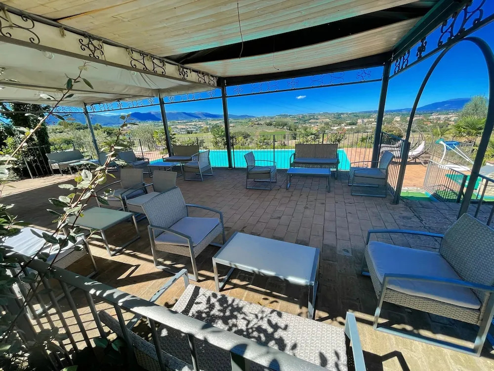 Apt 2. Air Con. Free car Park. Infinity Pool. Beautiful Grounds. Sleeps 4