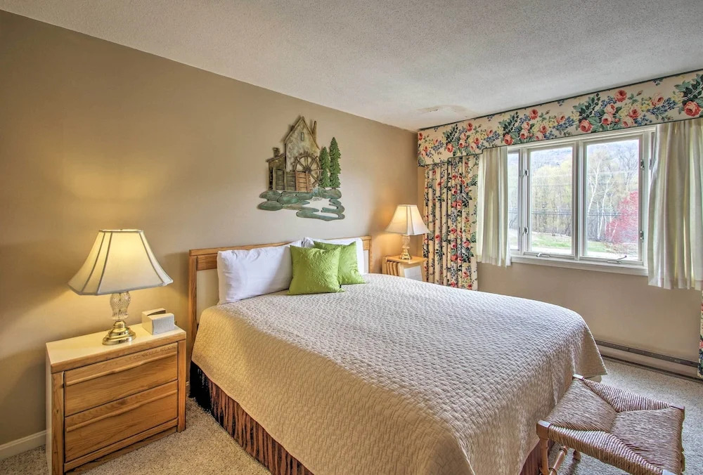 Lincoln Resort Condo w/ Pool Access - Near Hiking!