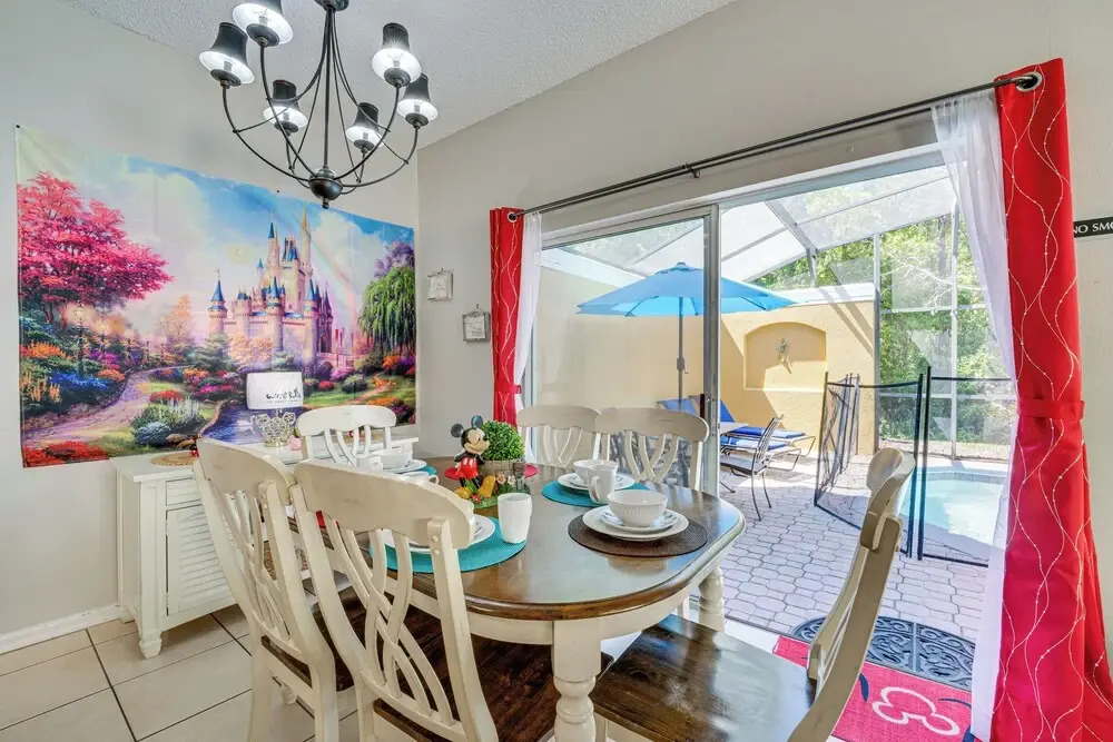 8 Mi to Disney: Villa w/ Screened Pool & Lanai