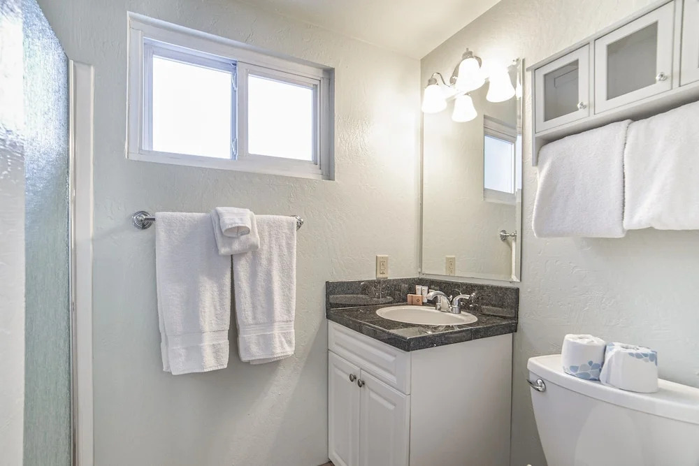 Remodeled Getaway W/ Spa, Walk To Ge! 2 Bedroom Home