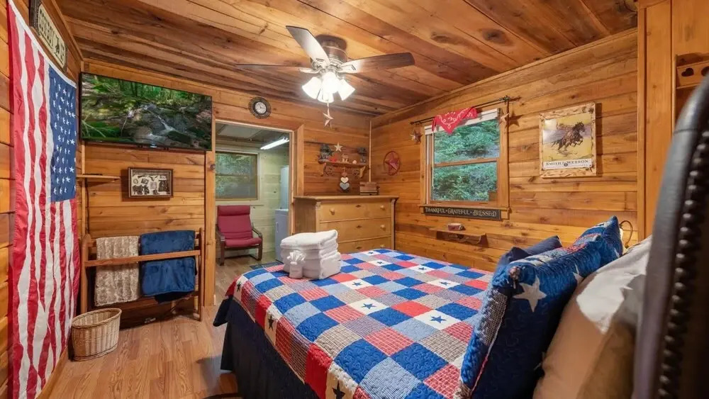Hideaway Cabin on the Creek With Hot tub and More