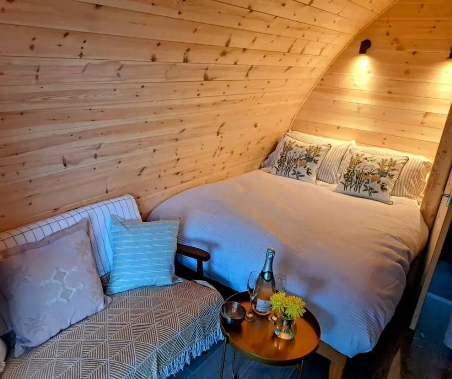Beautiful and Cosy Garden Pod Saintives