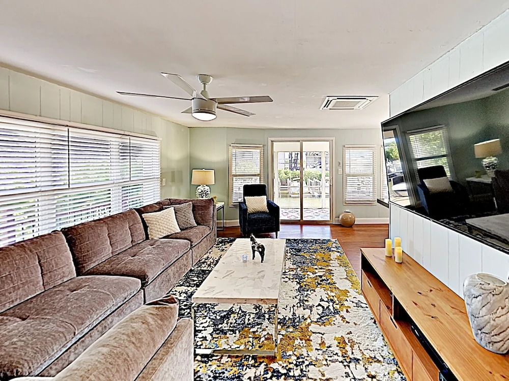 Canal-side W/ Private Dock, Boats & Bikes 2 Bedroom Duplex