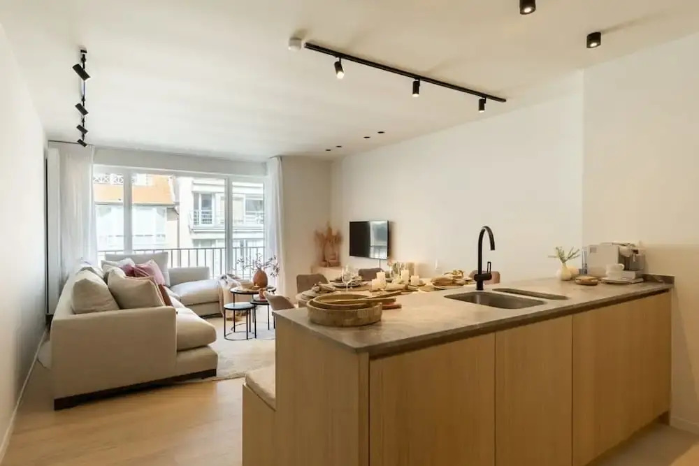 Stunning Apartment on top Location With Parking