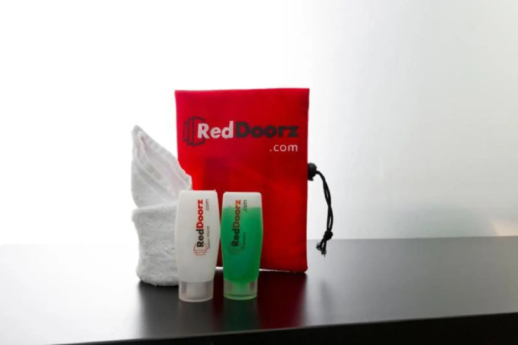RedDoorz Near Karangasem Train Station 2