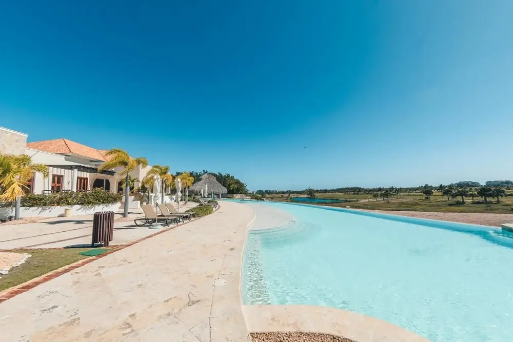 Magnificent Golden Bear w Balcony Pool and Private Parking lot E21