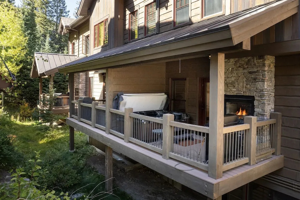 Base Camp At Iron Horse... 4 Bedroom Townhouse by RedAwning