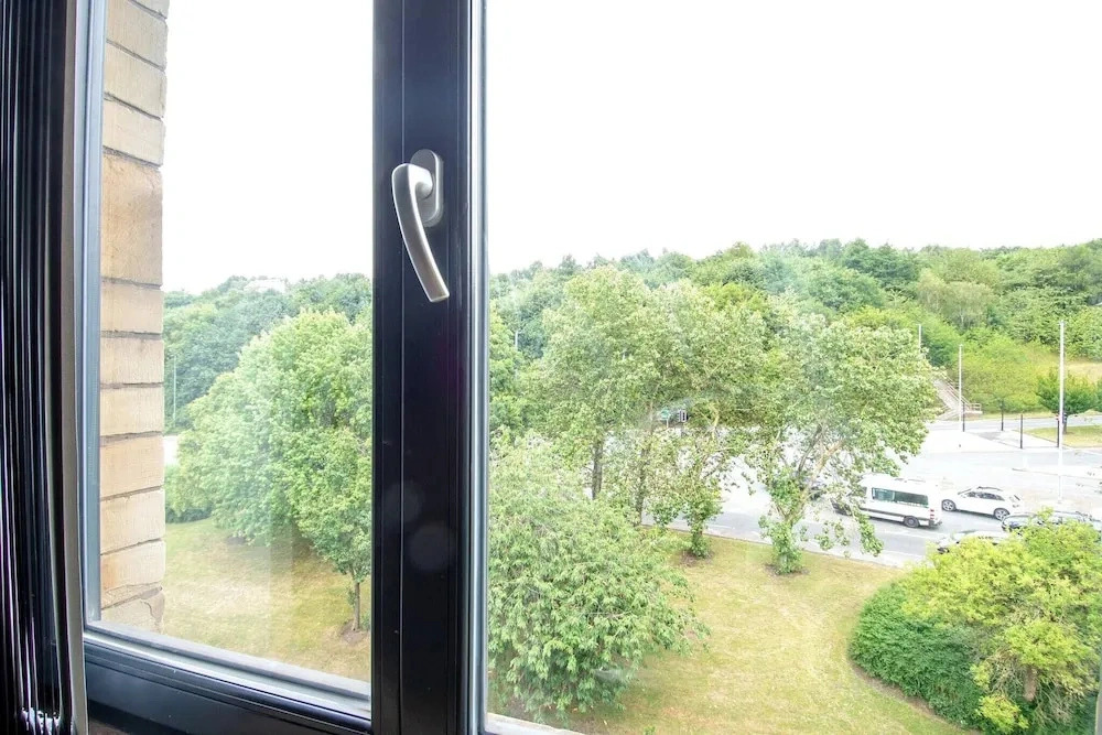 Charming 2-bedroom Apartment in Bradford With City Views