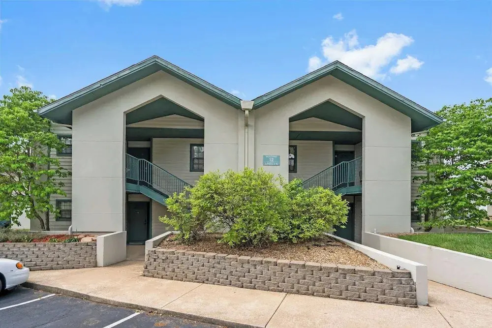 Branson Cozy Bungalow in Premier Location!