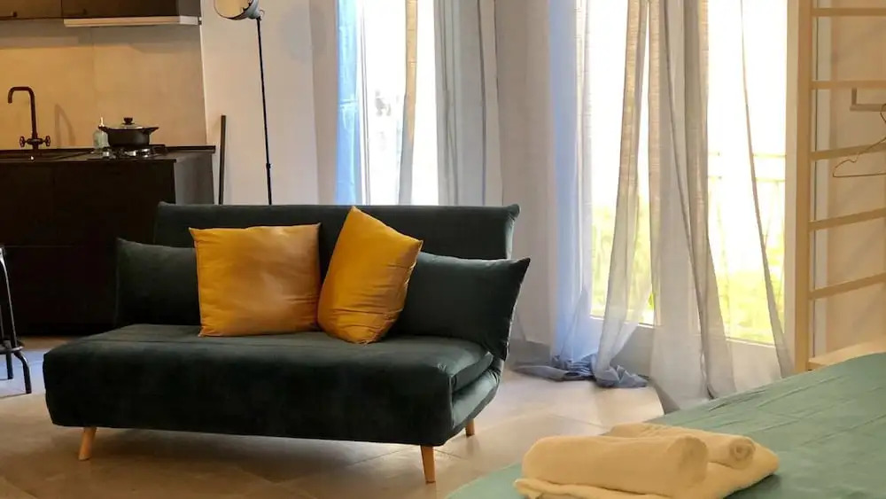 21 Holiday House