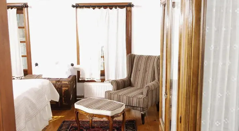 Collage House Hotel