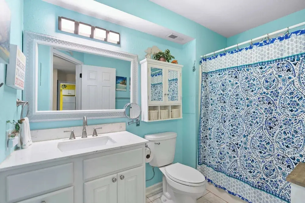 Latibe Retreat Lakefront Condo for 4 w/ Balcony & Pool Access