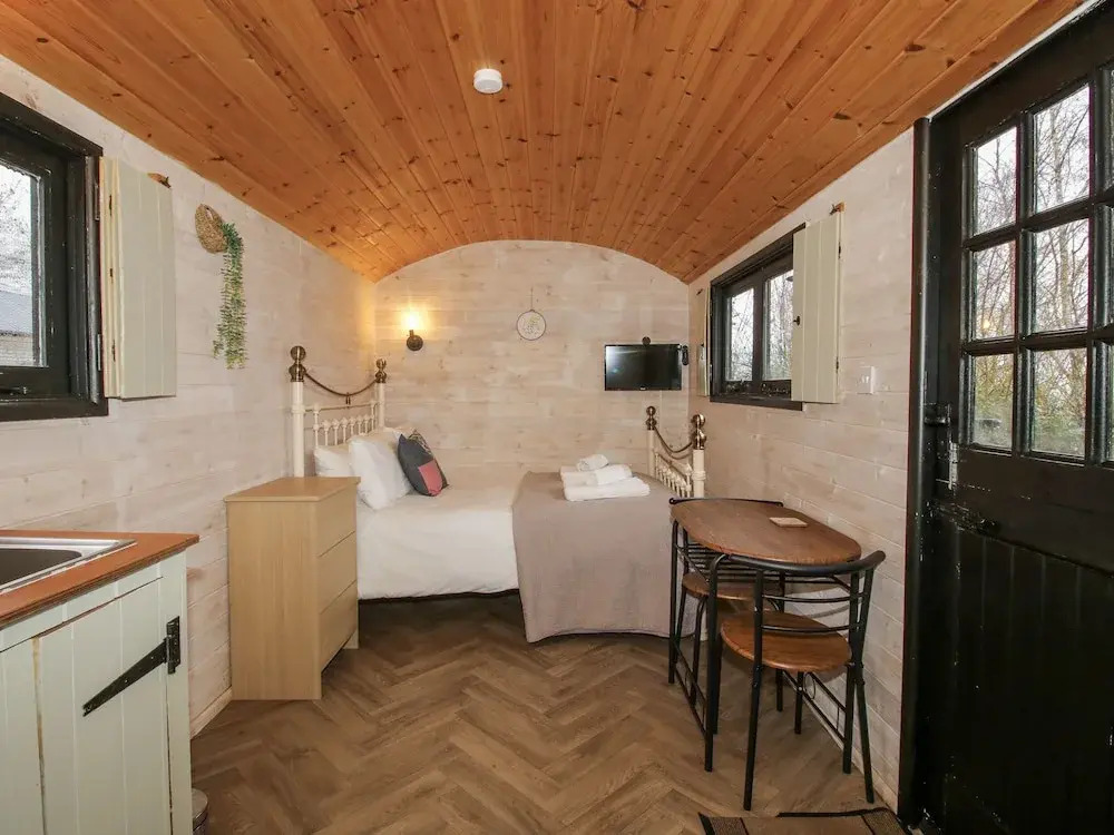 Aston - Shepherd Hut