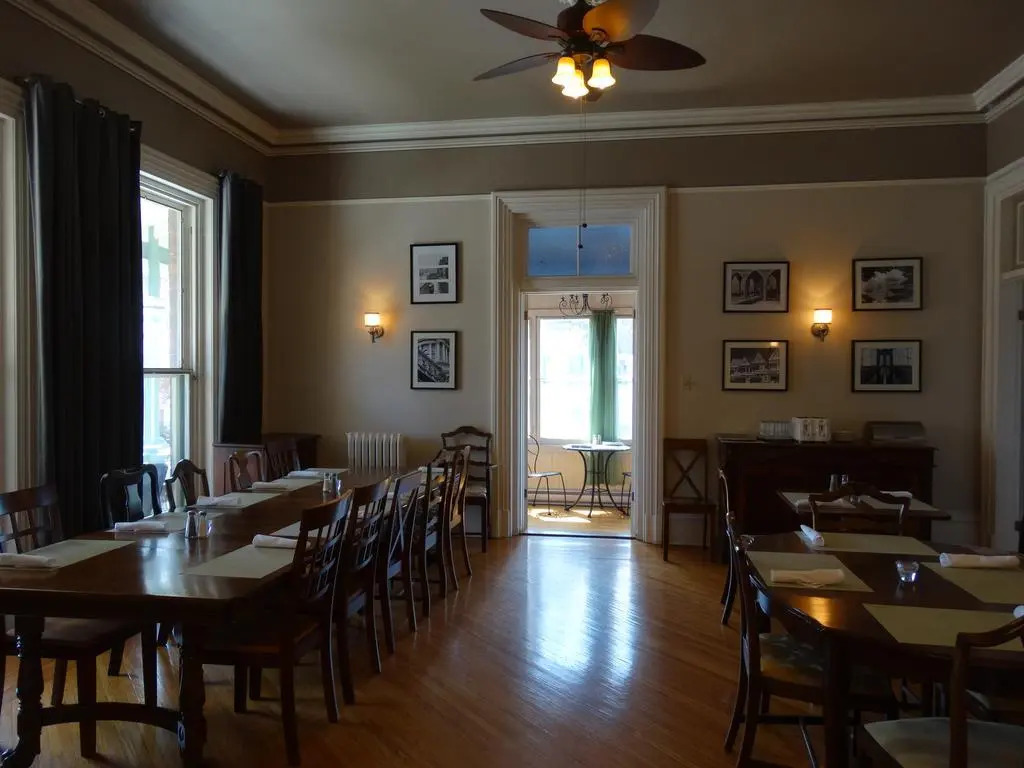 Hochelaga Inn
