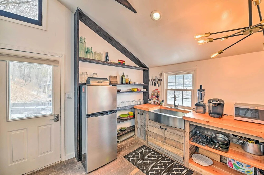Chic Prattsville Studio w/ Private Hot Tub!
