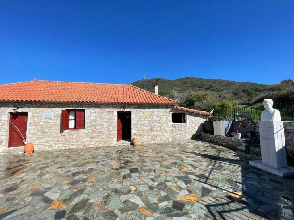 Nikitas chalet