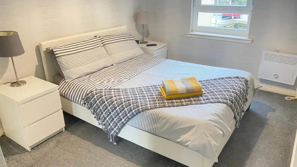 Paisley Central Apartment #3