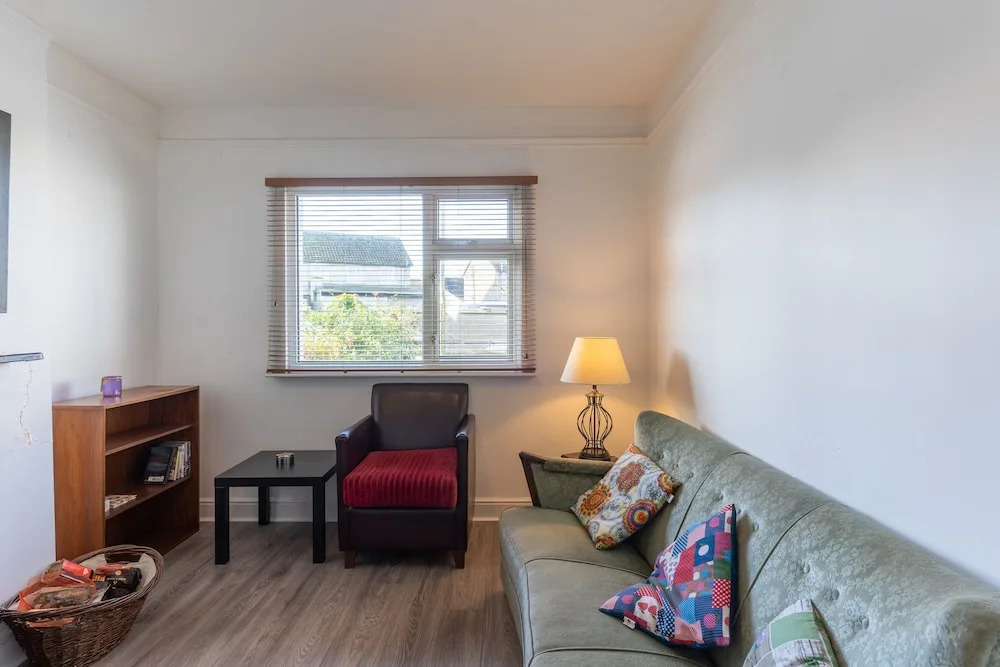 3 Bed Quaint House Town Center