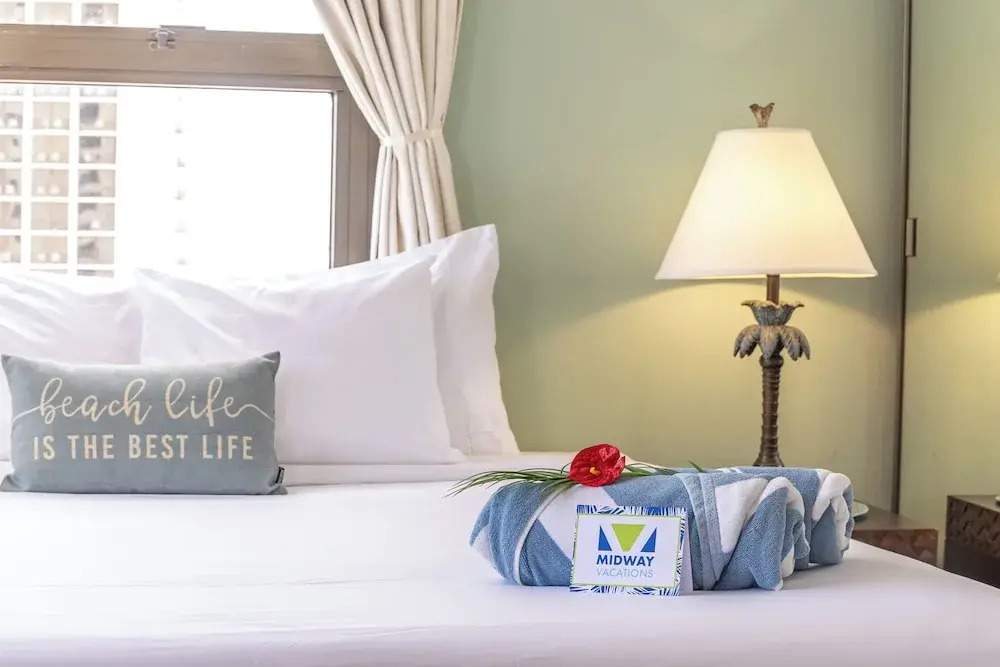 Waikiki Banyan Condo w/ King Bed & Parking, Near Beach