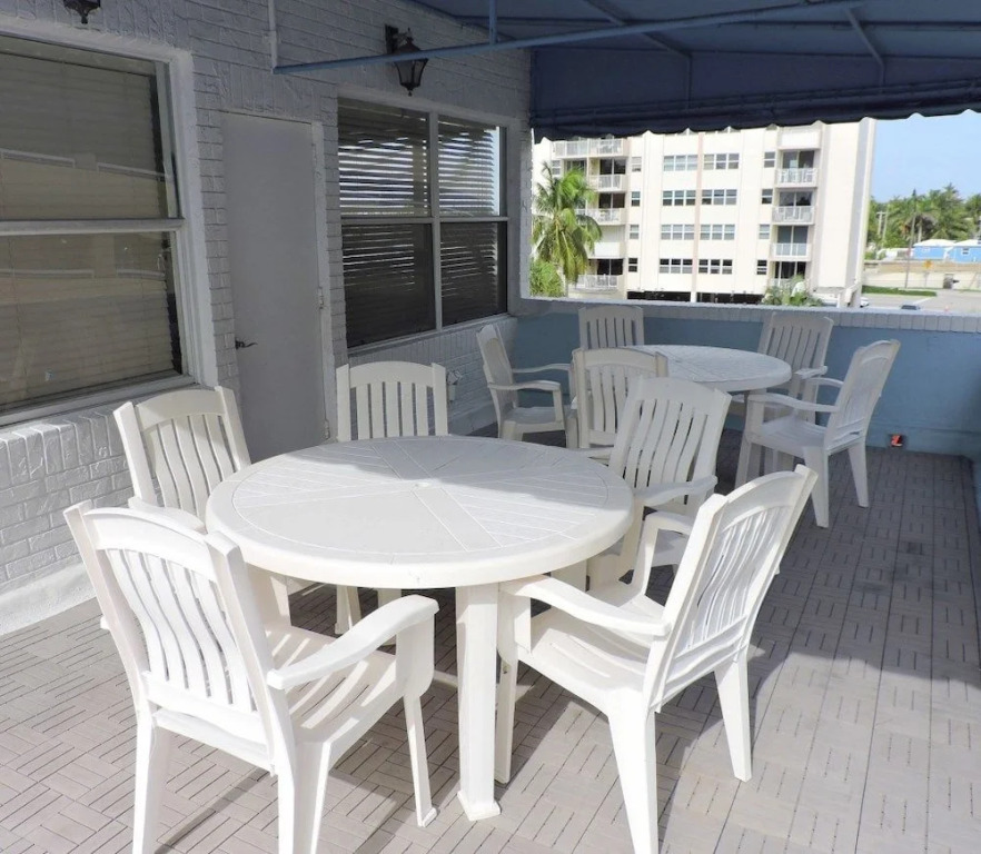 Windwood Beachside 303 on Hollywood Beach 3/2 for 8 Pool
