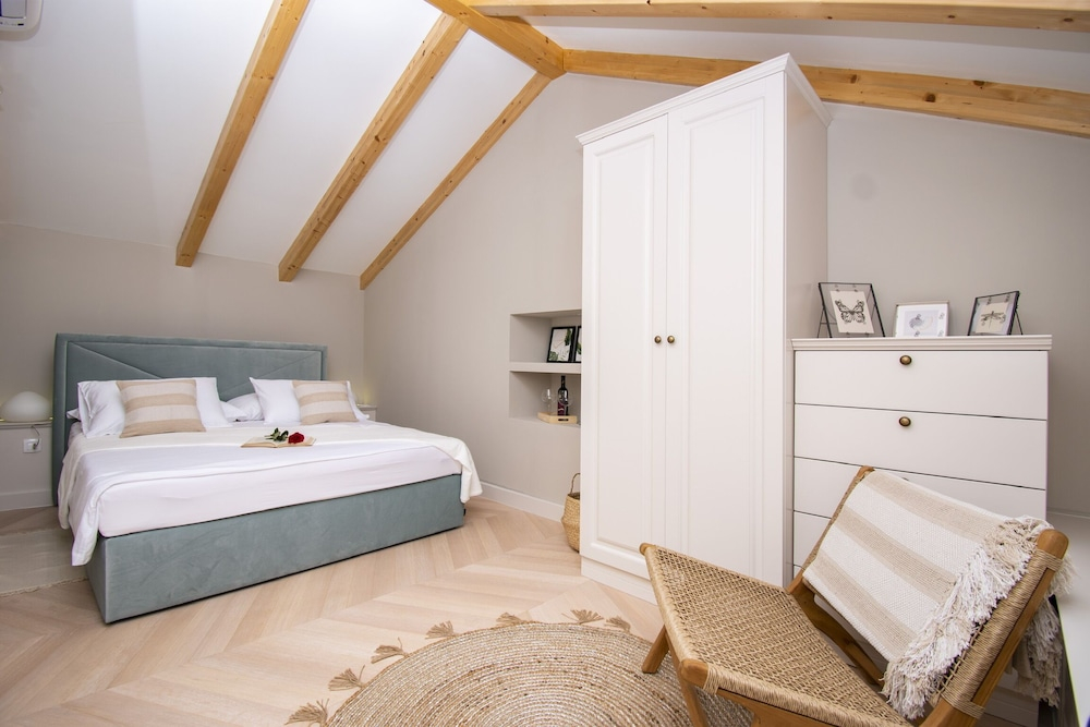 Charming 3-bed House in Tribunj