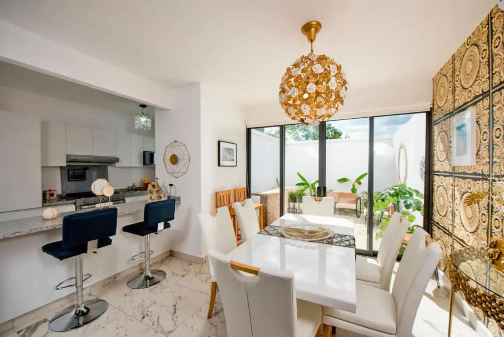 Charming & Comfortable House, 15 min to Downtown