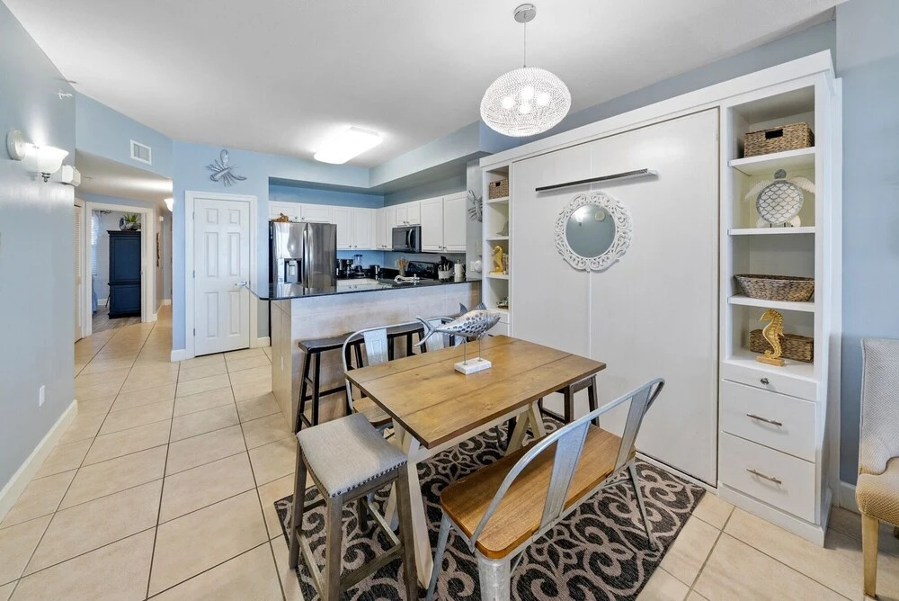 Sea-horsey 3 Bedroom Condo by RedAwning