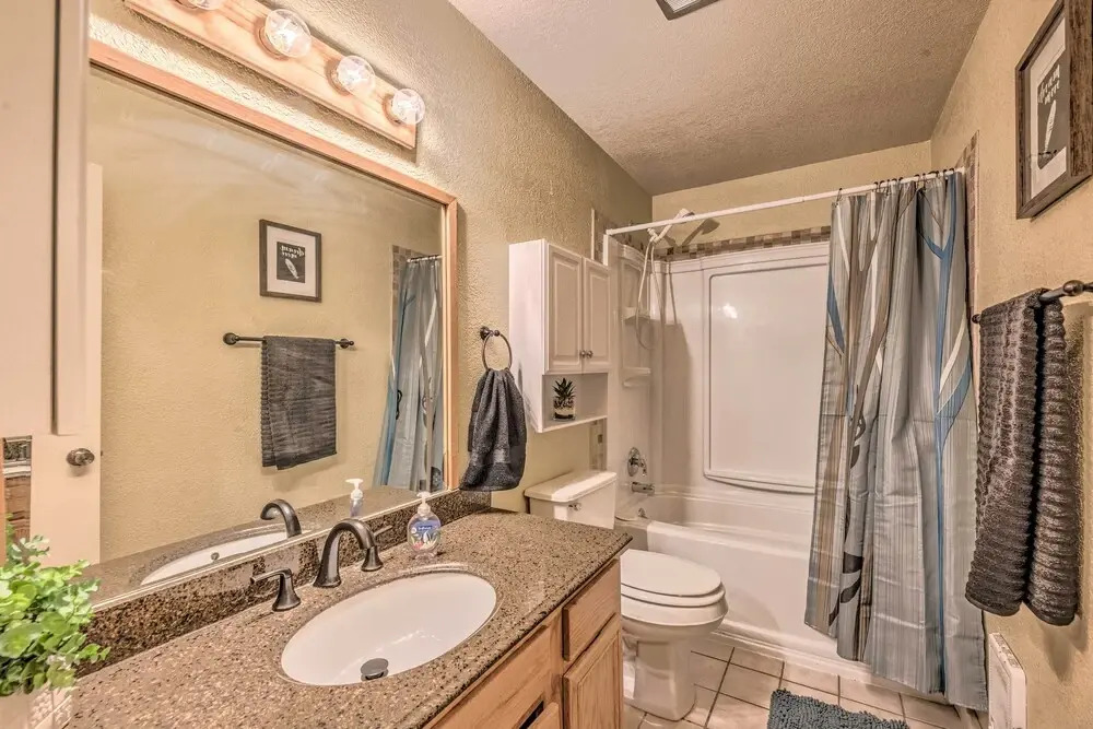 Pet-friendly Condo - 2 Mi to Ruidoso Downs!