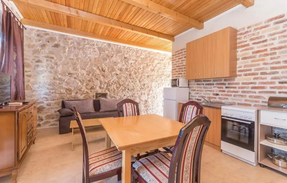 Amazing Home in Lisane Tinjske With 4 Bedrooms, Wifi and Outdoor Swimming Pool