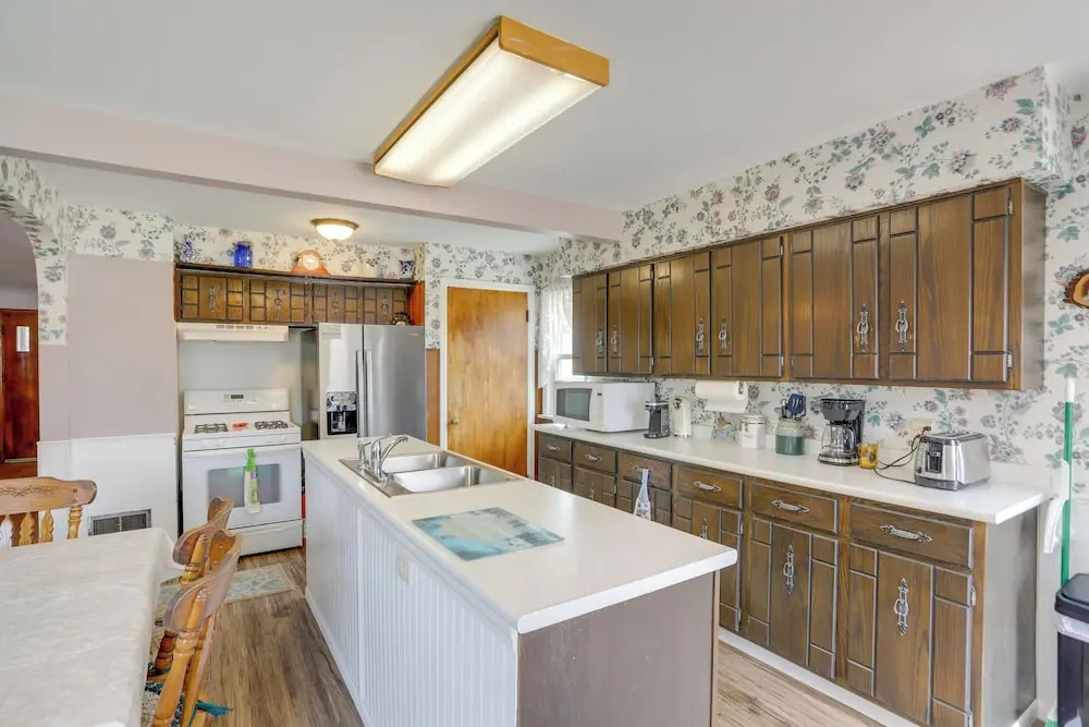 Home w/ Screened-in Porch < 1 Mi to Lake Erie