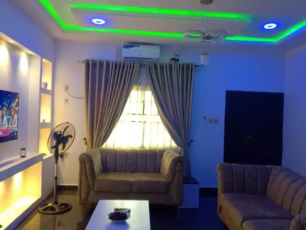 2 Bed - Sleeps 4 With Free Parking