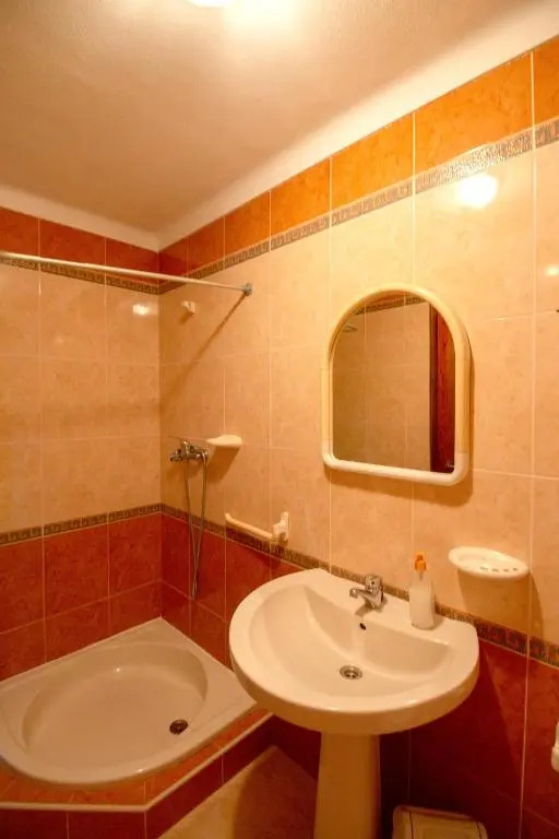 House With 4 Bedrooms in Porto de Mós, With Wonderful Lake View, Pool