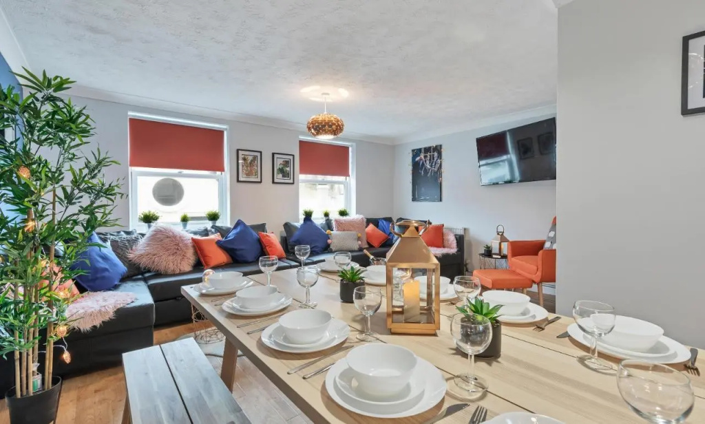 Seabright Townhouse | By My Getaways | Parking for one car
