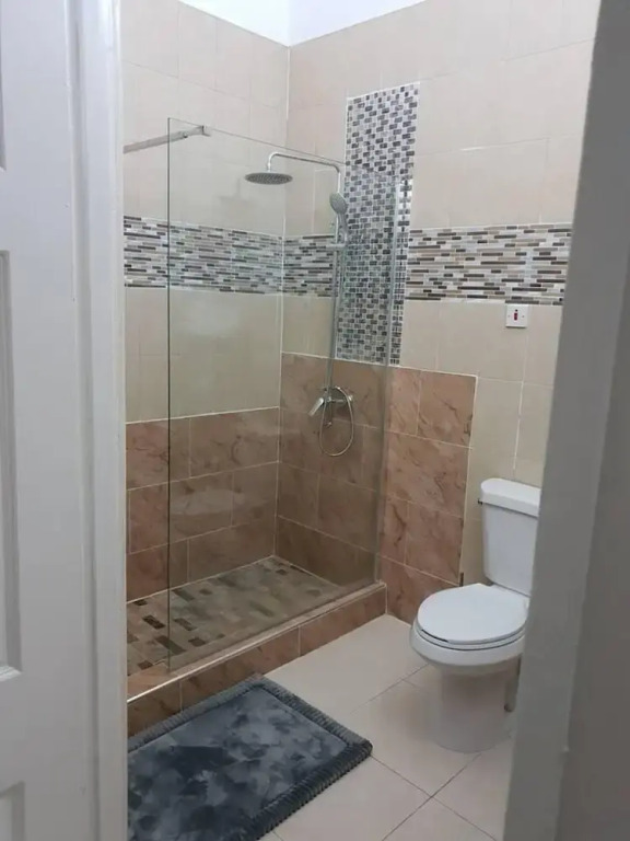 Apartment Sleeps 4 With En-suite Bathrooms