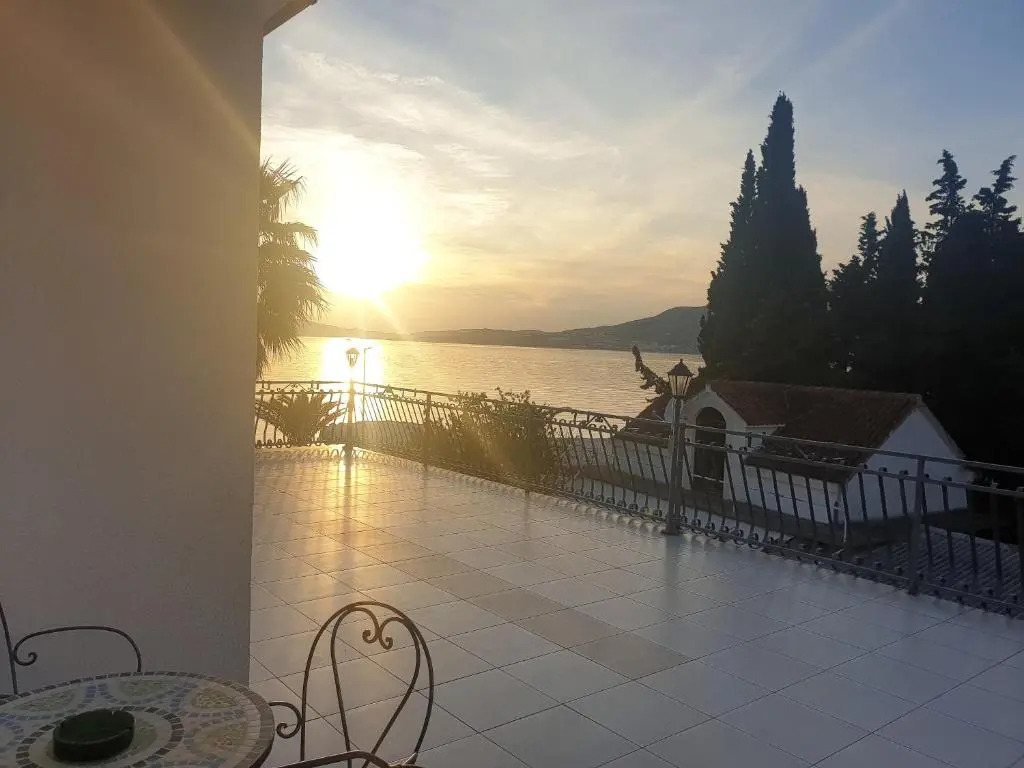 Villa Okruk-10 meters away from the beach