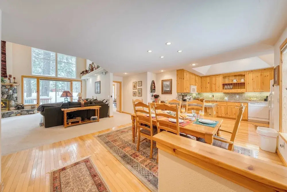 Pinewood Lodge by Avantstay Cozy Cabin Near Ski Resorts & Hiking
