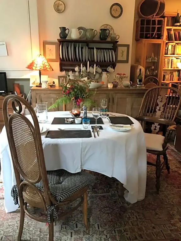 1920`s house. Private en suite sitting room . Dog friendly
