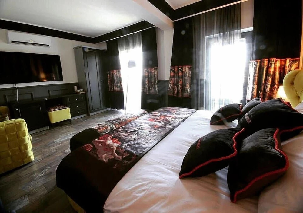 Art & Interiors