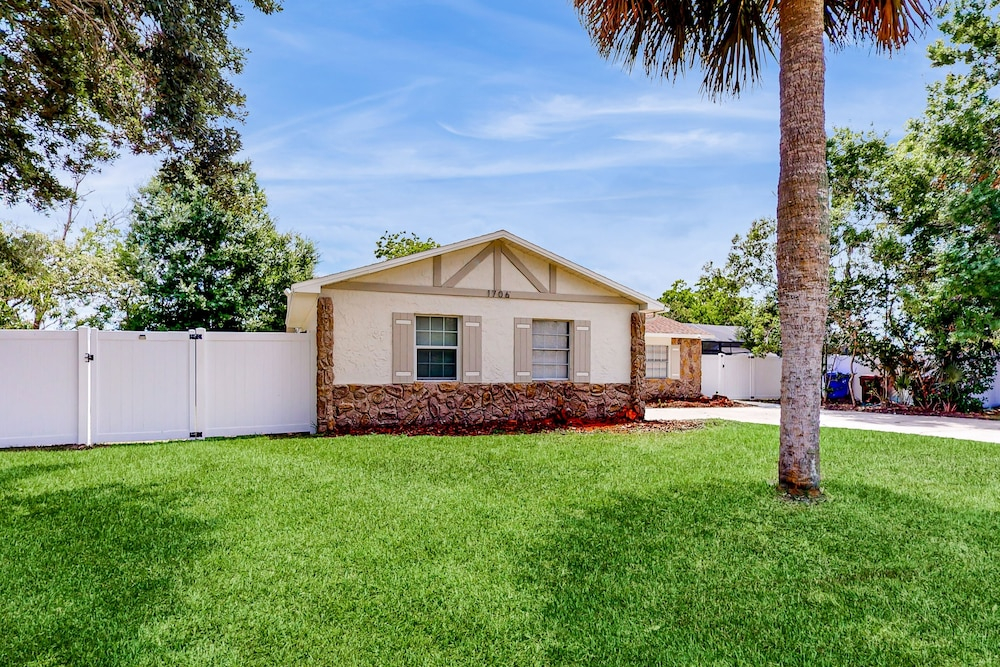 Single-story House With Private Pool, Alfresco Dining, & Lanai - Dog-friendly
