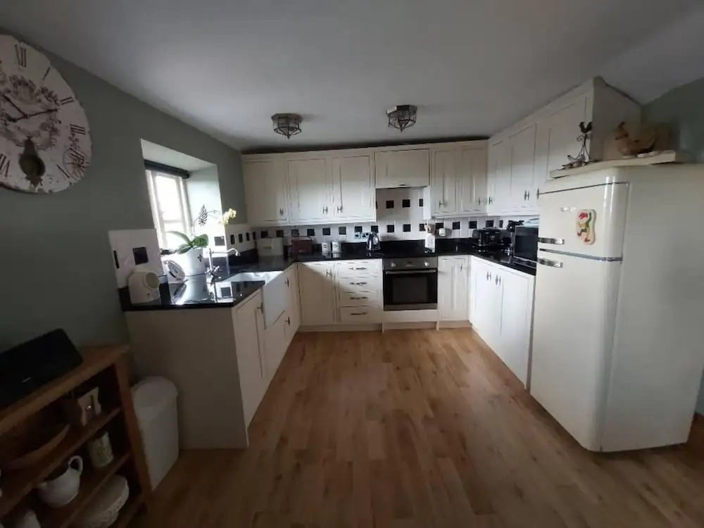 2 Bed Flat - Sleeps 3 - Parking - Wifi