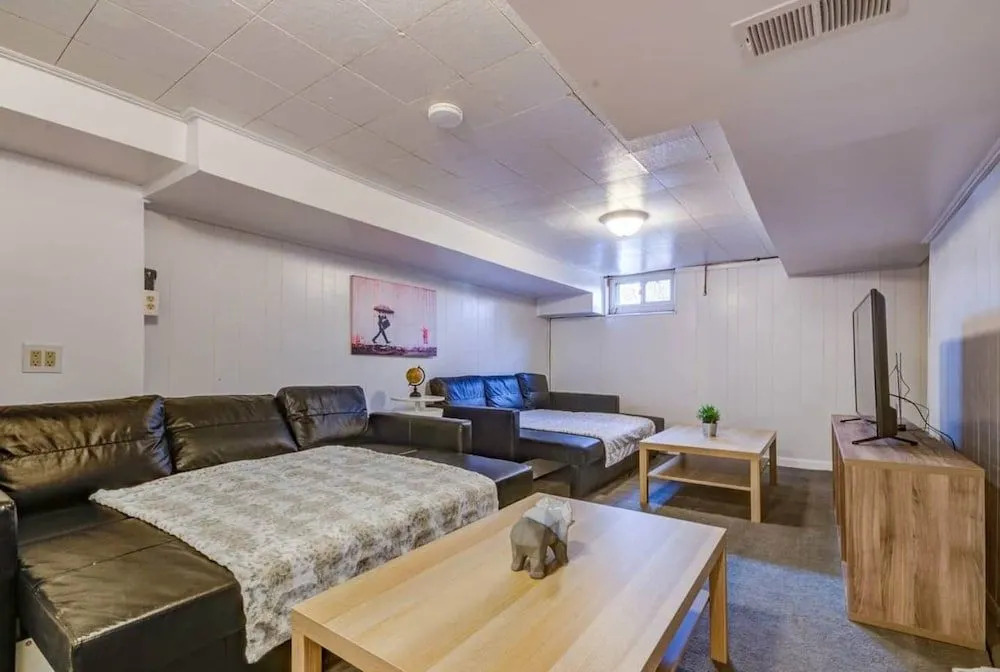 Modern Townhouse w/ Pool Table by Cozysuites